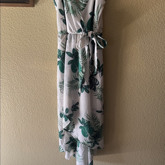 Elegant White and Green Leaf Print Maxi Dress - Picture 2 of 8